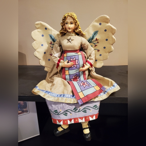 Angel figurine shelf sitter - Picture 1 of 5
